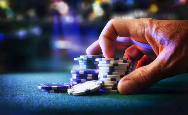 Giocatori eleganti attorno a tavolo baccarat casinò