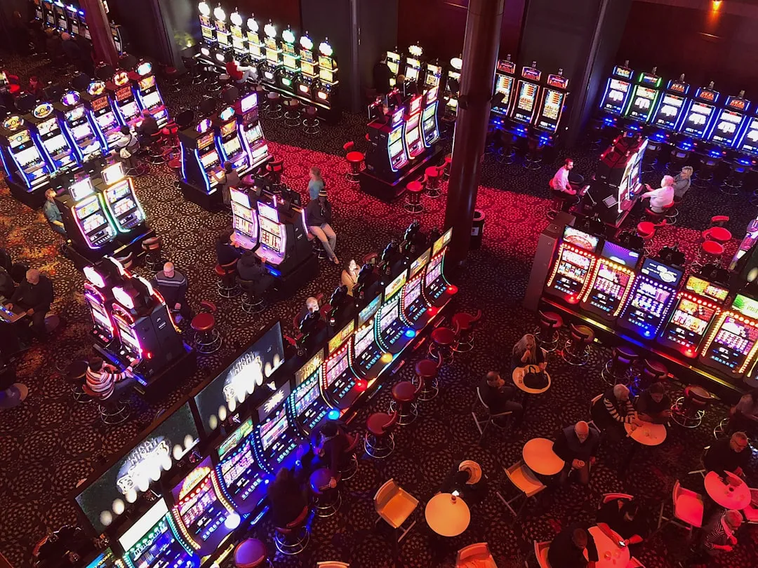 Dealer professionista spiega regole gioco casinò